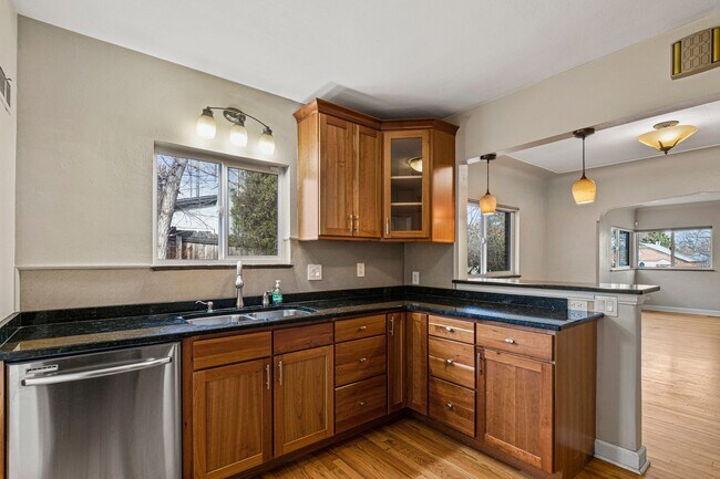 Building Photo - Charming Townhome in West Highlands!