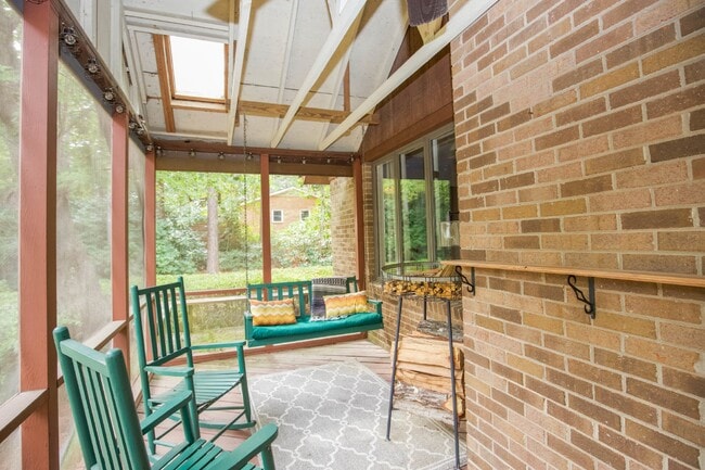 Building Photo - Cottage life in Southern Pines