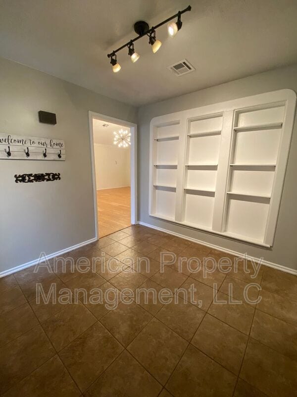 Building Photo - 1729 Melrose Dr