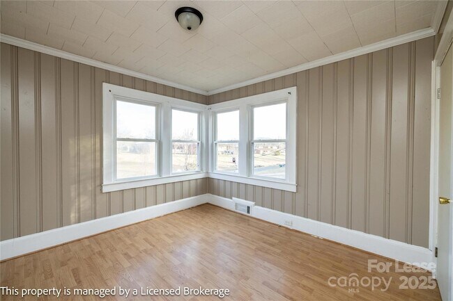 Building Photo - 1420 Amhurst St