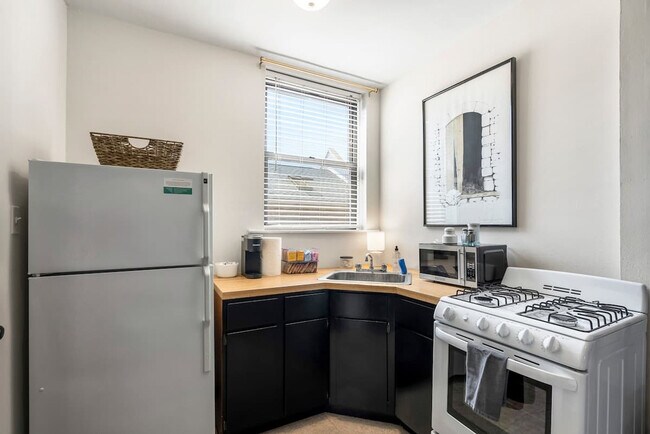 Building Photo - 3536 N Racine Ave