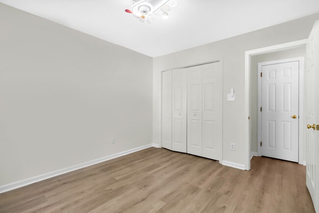 Building Photo - 705 E Hightree Ln