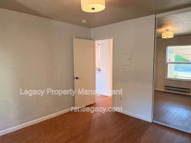 Building Photo - 7 Lancaster Cir