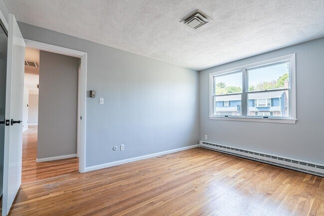 Building Photo - 20 Fieldstone Dr