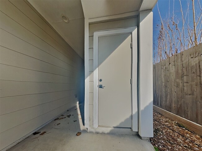 Building Photo - 2056 Johanna Dr