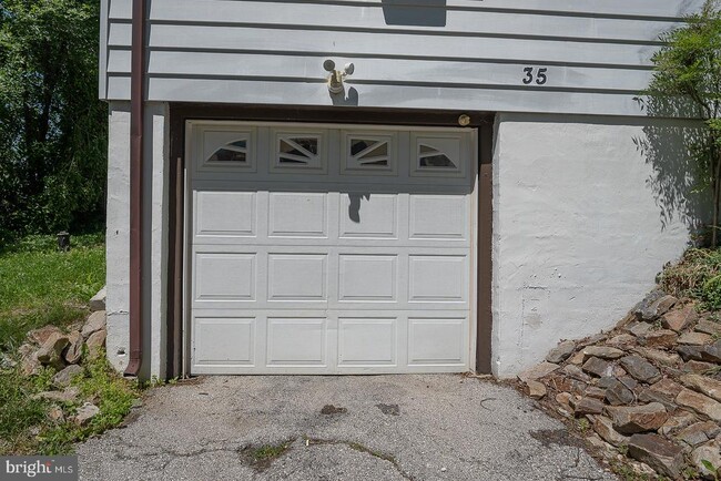 Building Photo - 35 Eastwood Rd