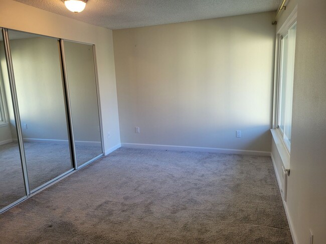 Building Photo - Cozy 2 bedroom Condo in Des Moines