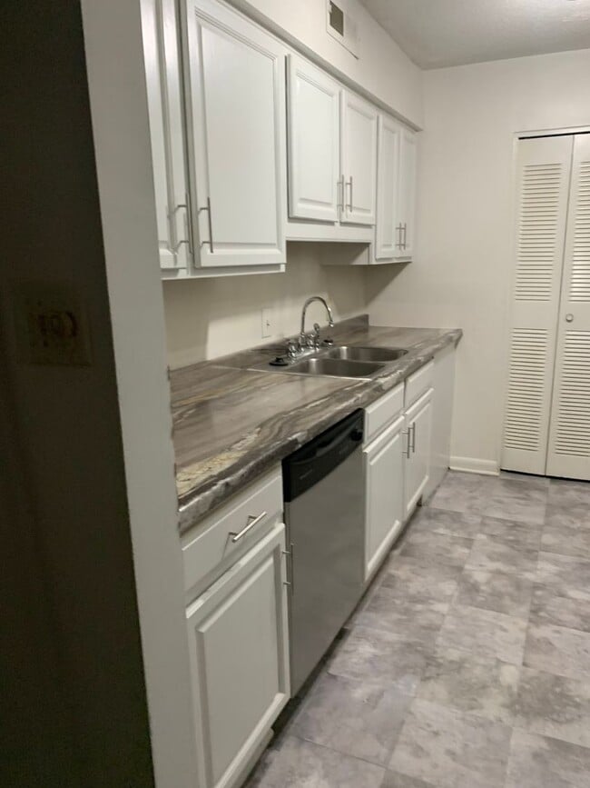 Building Photo - MAY 2025 RENT FREE--LOCATED NEAR CRABTREE-...