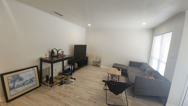 Building Photo - What a deal! a 3 bed house 5 min from DT a...