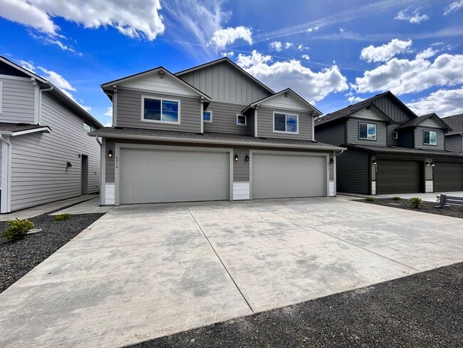 Building Photo - 4800-4802 E Fairview Ave