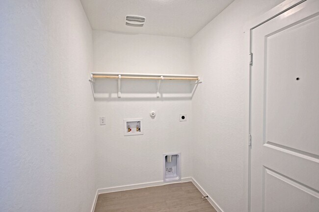 Building Photo - 1601 Tiptop Mdw