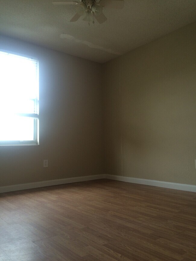 Building Photo - 9620F Vinca Circle