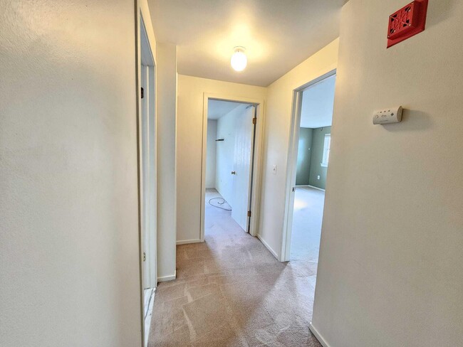 Building Photo - 2011 Vine Way Dr