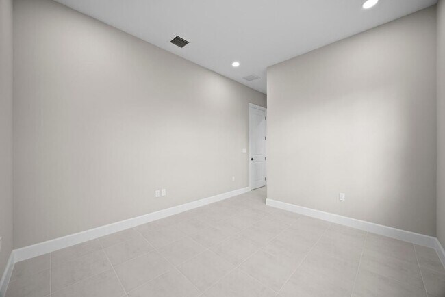 Building Photo - 5741 Beechnut Dr