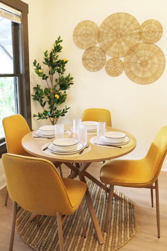 Building Photo - 102 W Emma St