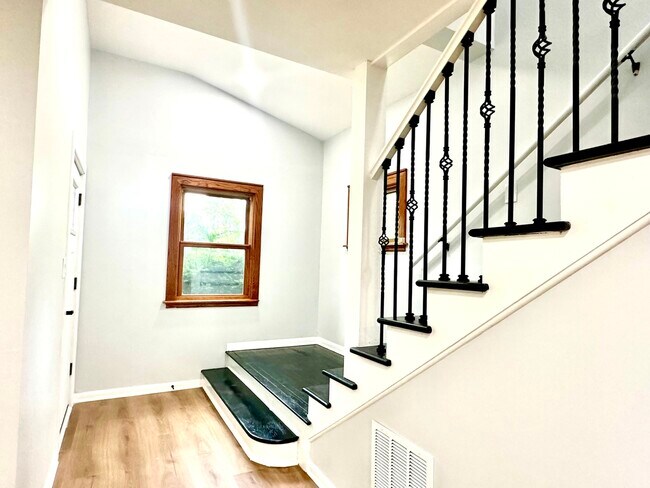 Building Photo - 1007 Pine St