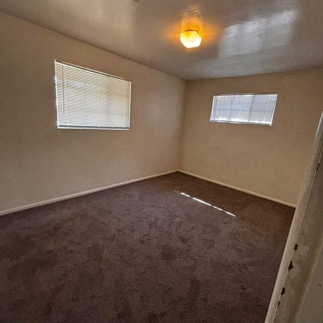 Building Photo - 4 Bedroom House in Hudson Park