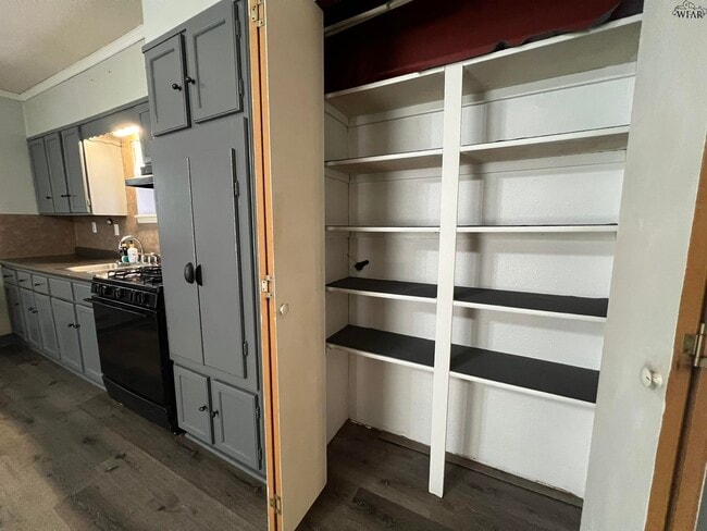 Building Photo - 610 S Bond St