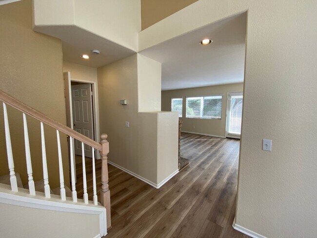 Building Photo - Beautiful Spacious 3BR/2.5BA Located in the Ivey Glenn Community!!