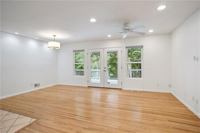 Building Photo - 2558 Woodacres Rd NE
