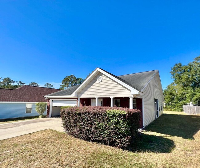 Primary Photo - Screened in Porch and 2 Car Garage!