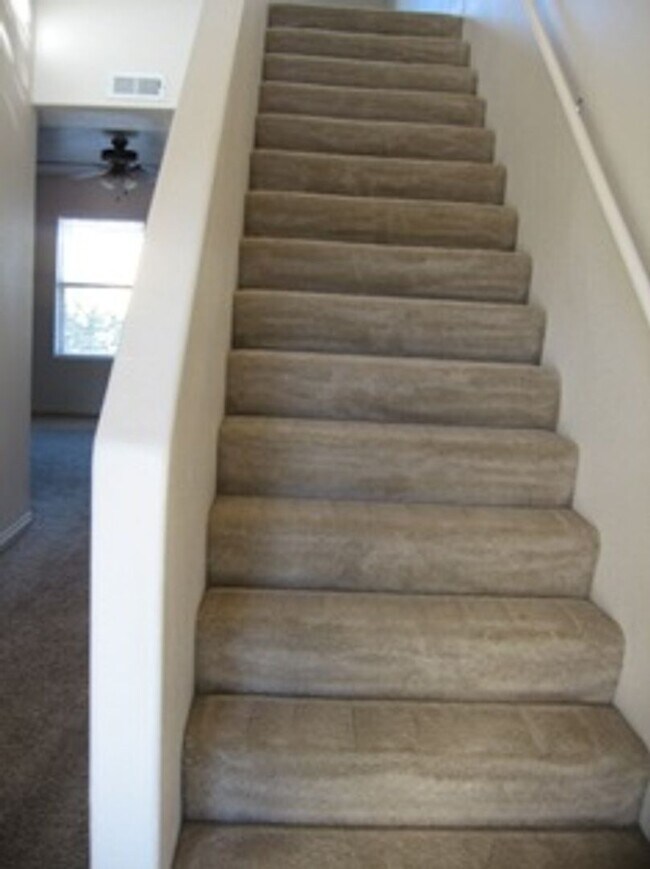 Building Photo - Oversized Townhome in Town!