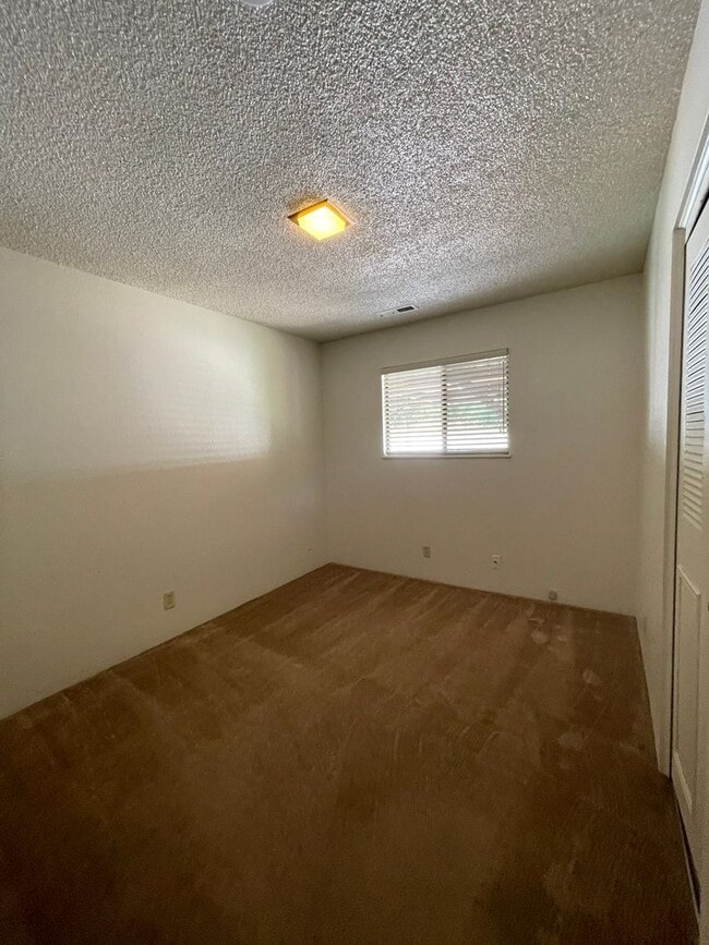 Building Photo - SPACIOUS HOME ON THE WEST SIDE OF REDDING