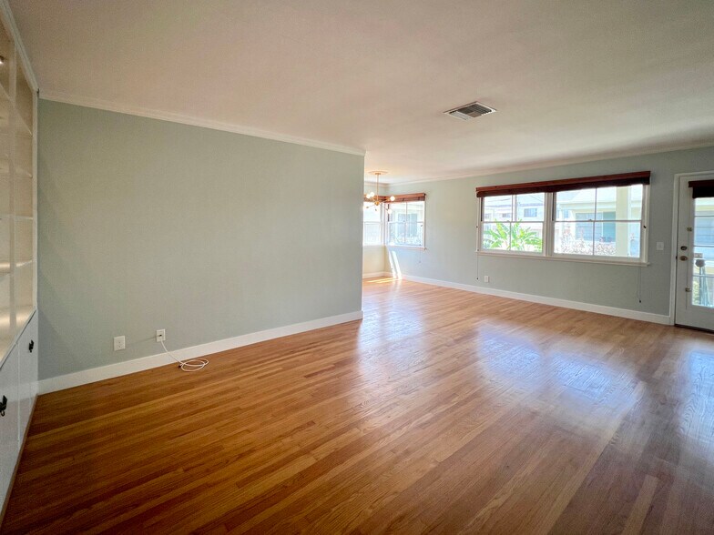 Living room with lots of natural light, hardwood floors. - 1327 N Central Ave