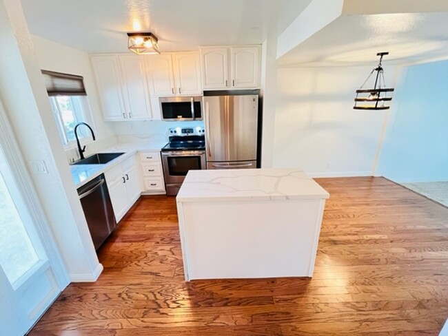 Building Photo - Move-in Ready 2BD/2.5BA Townhome in Westsi...