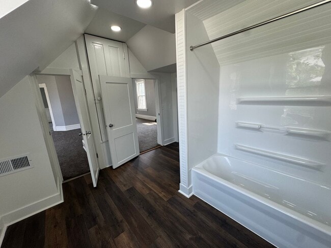 Building Photo - 3 Bed, 1.5 Bath Home with Huge Yard, Deck ...