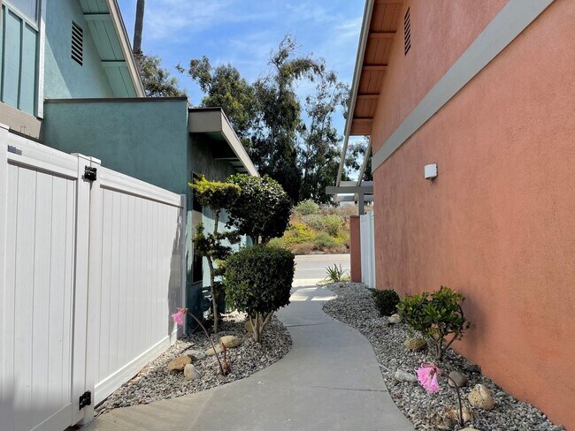 Building Photo - 2 Bedroom + 1.5 Bathroom Condo | Pierpont Beach | Ventura | Unfurnished