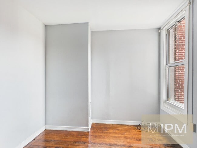 Building Photo - Available Now! Spacious 5 Bedroom, 1 Bath ...