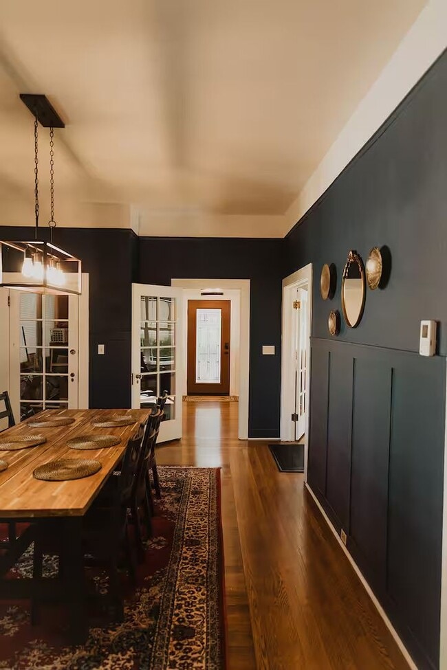 Building Photo - Beautiful and Bright Vintage Home – Fully Furnished