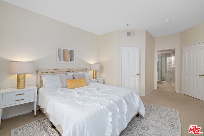 Building Photo - 930 N Doheny Dr