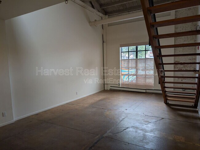 Building Photo - 1018 4th Ave