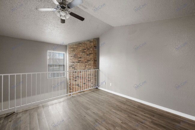 Building Photo - Beautiful 1/1.5 Town Home In Dallas!