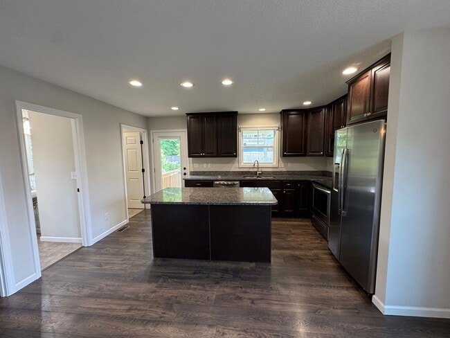 Building Photo - Oakley - Modern Three Bedroom