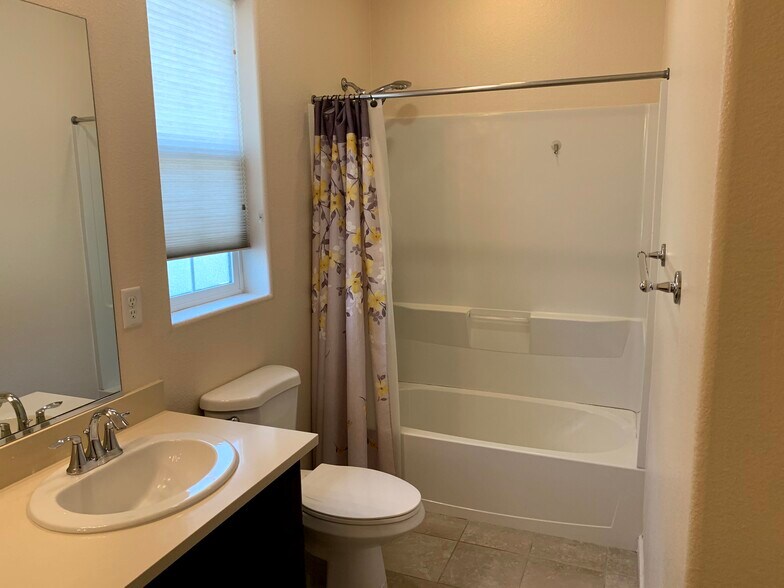 2nd Floor Guest Bath - 5853 Flora Cmn