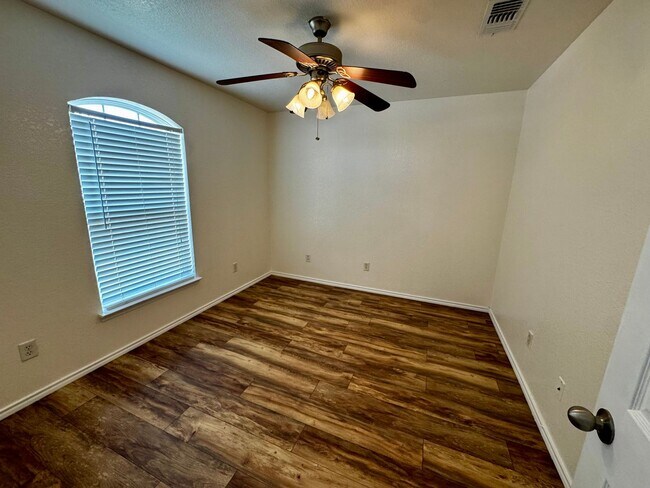 Building Photo - Spacious 4 Bedroom 2 Bath