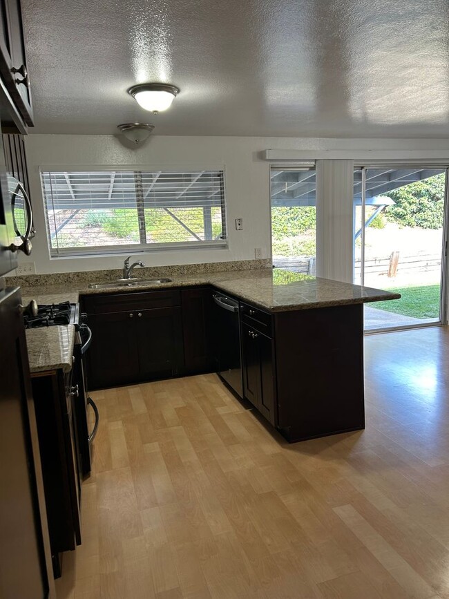 Building Photo - Poway 3 Br 2 ba - Central location - EZ Fr...