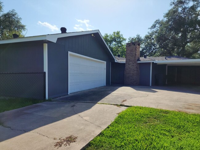 Building Photo - Move in Ready in 77619! Make this 4 Bedroo...