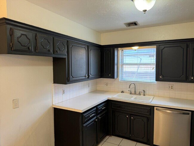 Building Photo - New paint, ready for move in, 3 bed 2 bath, 2 car in south OKC!