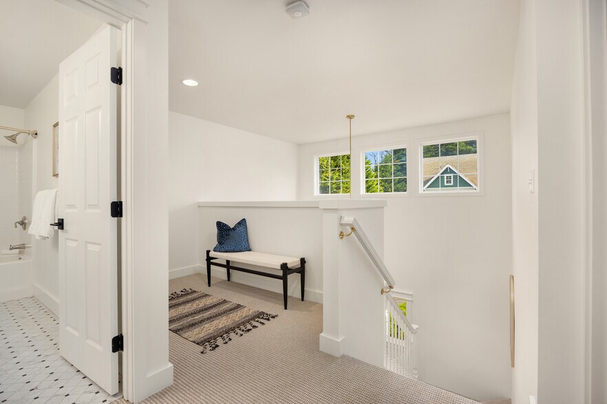 Building Photo - 756 NE Brookcliff Ln