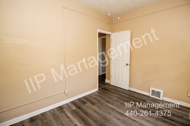 Building Photo - 3297 W 110th St