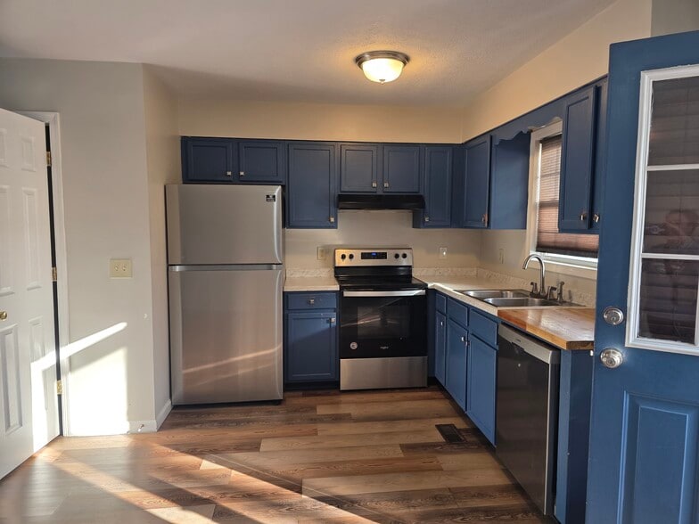 Main Kitchen - 2215 Reservoir St