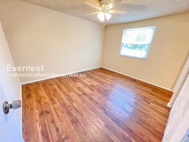 Building Photo - 3 Bed, 2.5 Bath Home with Fenced Yard & Garage / Pet-Friendly / Available Now!