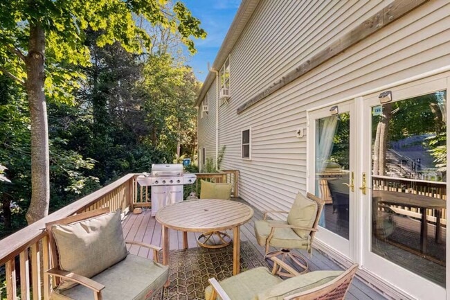 Building Photo - Large 5Br 3 1/2Ba Modern Home in Falmouth ...