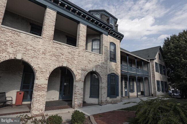 Building Photo - 261 Lincoln Way E