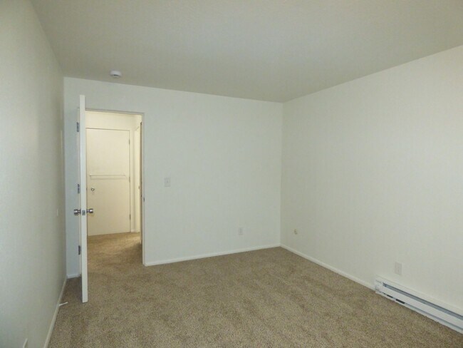 Building Photo - Rent Special: 1/2 Off April's Rent!! - Upstairs 2 Bedroom Unit
