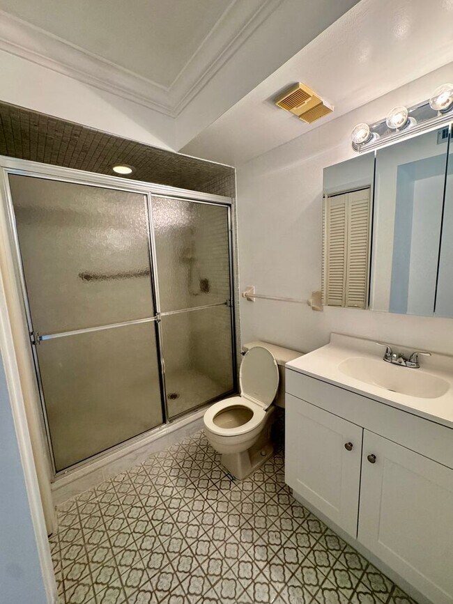 Building Photo - Live the ultimate beachside lifestyle!